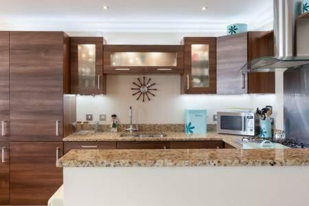 Blue Pool View Apartment พอร์ตรัช ภายนอก รูปภาพ